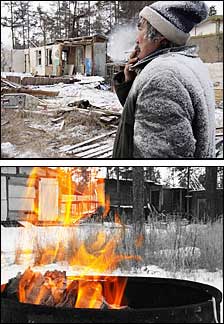 Жители пос. Северомуйск разбирают старый дом на дрова