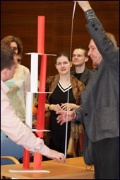 Ю.М. Жуков проводит измерение башни в игре на командообразование